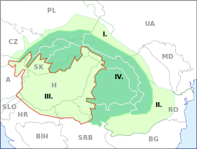 Vert pâle : plaines. Vert foncé : montagnes. Liséré rouge : limites de la plaine de Pannonie (III) dans le bassin du moyen Danube (IV). Bassin du bas Danube (II) ou autres (I). Pointillés : frontières politiques des pays de la région. Cette carte n'inclut pas au Sud, le bassin de la Save (plaine de la Posavine).
