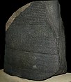 Sala 4 – La celebre Stele di Rosetta, 196 a.C., fondamentale per la decifrazione dei geroglifici egizi