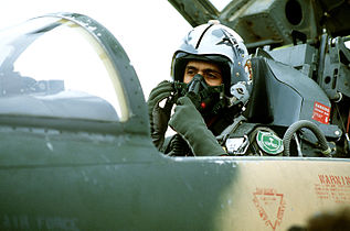 طيار في سلاح الجو الملكي السعودي يضبط قناع الأكسجين، أثناء وجوده في قمرة القيادة للطائرة إف-5 النمر الثاني قبل الإقلاع في مهمة تدريبية.