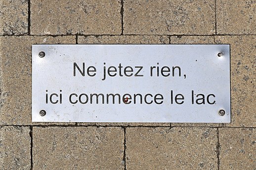 « Ne jetez rien, ici commence le lac » (Louvain-la-Neuve).