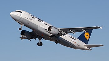 Start Airbusu A320-211 Lufthansy ze Stuttgartu. Stejný typ havaroval při letu Germanwings 9525 v březnu 2015.