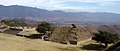 Неотреставрированная часть Монте-Альбана. На заднем плане — город Оахака