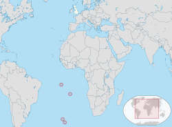Saint Helena, Ascension og Tristan da Cunha (omkranset med rødt). Ascension er den nordligste cirkel, Tristan de Cunha er de to tilstødende cirkler længst mod syd, og Saint Helena er i midten.