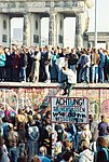 A queda muro de Berlim em 9 de novembro de 1989, a vitória capitalista na Guerra Fria