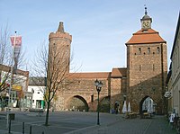Die stadspoort Steintor (regs) en die Hungerturm ("Hongertoring")