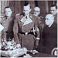 Emil Hácha představuje Reinhardu Heydrichovi české korunovační klenoty