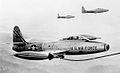 ‏מטוסי F-84 במהלך תדלוק אווירי, ניתן לראות ששני מכלי קצה הכנף של המטוס מותאמים לתדלוק אווירי. המטוס דורש תדלוק בנפרד של כל מכל קצה כנף. ברקע טסים עוד שני מטוסי F-84.