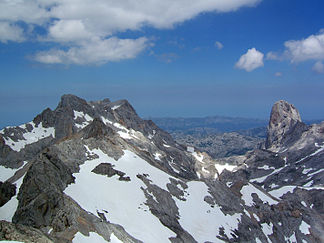 Blick vom Pico Tesorero nach Norden: links Torre de Cerredo, rechts Naranjo de Bulnes, im Hintergrund die Sierra de Cuera und die Costa Verde