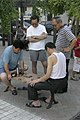 Kínai sakkot játszó emberek