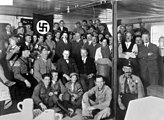היטלר עם חברי המפלגה הנאצית בדצמבר 1930