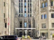 Tribune Tower in Chicago with statue of Nathan Hale in foreground