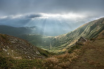 Pohled na Karpatský národní přírodní park z nejvyšší ukrajinské hory Hoverla v Ivanofrankivské oblasti