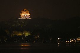 Kuil Chenghuangshen (Dewa Kota) Hangzhou, pada malam hari di Wushan, Xihu.