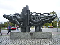 مجسمه برنزی برای ادای احترام به برامس، در شهر هامبورگ، ساختۀ «ماریا پیرویتس»[بر] (۱۹۸۱).