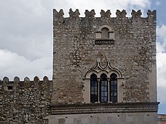 Le Palazzo Corvaja, construit aux XIIIe – XVe siècles autour d'une tour sarrasine du Xe siècle.