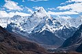 Ama Dablam es una montaña situada en la parte este del Himalaya nepalí. El pico principal es de 6812 m, el pico occidental, más bajo que la cima principal alcanza los 5563 m. Su nombre significa el «collar de la madre y de la perla». Es una montaña muy visitada por turistas y popular en el montañismo. Por Argenberg.