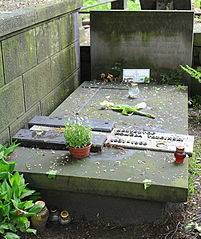 Grab von Krzysztof Komeda und Zofia Komedowa im Powązki-Friedhof, Warschau, mit 3 Klaviertasten auf der Grabplatte