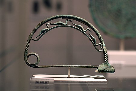 K.a. VII. mendeko fibula etruskoa museo batean erakusgai.