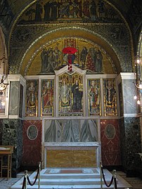 Capilla de los santos Gregorio y Agustín en la catedral de Westminster, de un estilo historicista calificable de neobizantino, donde los mosaicos se enmarcan en estructuras arquitectónicas con aspecto de retablo.