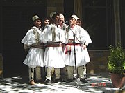 Grupo polifônico albanês de Skrapar vestindo qeleshe e fustanella