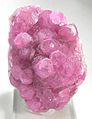 Anche la calcite, se contenente impurità di ferro, manganese, cobalto e altri metalli, può presentarsi con tonalità di rosa molto particolari.