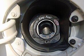 Типична ознака на отворот на резервоарот за гориво, според која може да се користат само биоетанолови мешавини Е5 или Е10, а не смеат Е20 или Е85.]]