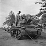 Un soldat, appartenant à un régiment blindé indien, examine un tank utilisé par les nationalistes indonésiens et capturé par les forces britanniques lors des combats à Surabaya.
