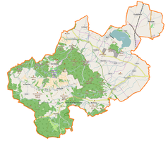 Mapa konturowa gminy Męcinka, blisko centrum na prawo znajduje się punkt z opisem „Męcinka”