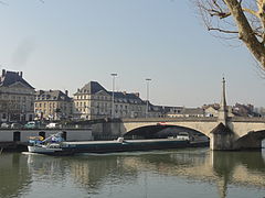 Le Pont Solférino et une barge.