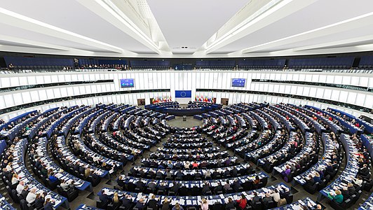 Fransa'nın Strazburg şehrinde bulunan Avrupa Parlamentosu toplantı salonundan, Şubat 2014'te gerçekleştirilen bir toplantı sırasında görünüm (Üreten:Commons'tan Diliff)