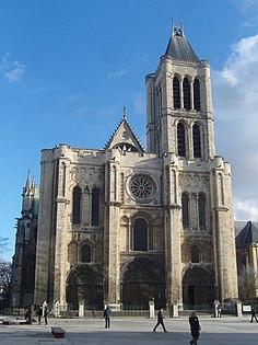 Exterior da Basílica de Saint-Denis, com seus três portais e a torre restante (1140–1145)