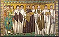 Justinianuse kaaskond. Ilmalikud võimukandjad on kaarsõlgedega kinnitatud mantleis. Mosaiik Ravennas