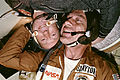 Leonov (vľavo) a Slayton (vpravo) v orbitálnom module Sojuzu