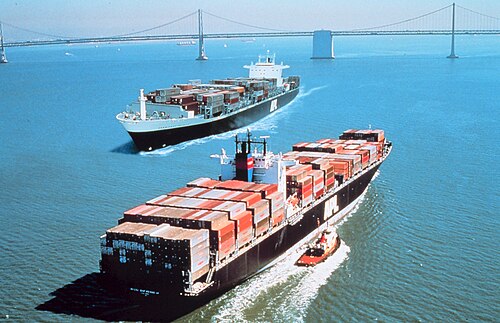Twee APL post-Panamax containerschepen passeren elkaar.