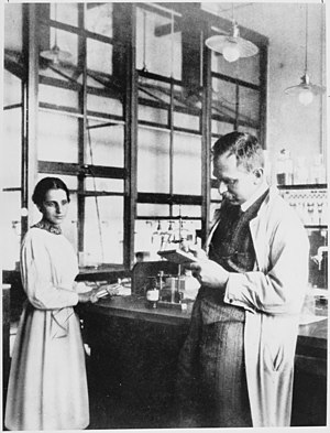 ליזה מייטנר ואוטו האן במעבדה ב-1913.