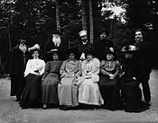 F.l.n.r. Repin, Stasov, Andrejev, Gorki, Tarhanov en hun vrouwen, 2e f.l. Anna, foto Boella, 1904