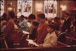 أمريكيون أفارقة يؤدون الصلاة الجماعيَّة في الكنيسة المعمدانية.