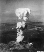 פטריית העשן מעל הירושימה לאחר ההפצצה