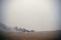 Tanques iraquianos queimando no deserto depois de serem atacados por militares da Coalizão.