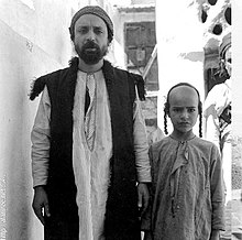 Yemeni Jewish jeweler and his child Sana'a, 1937