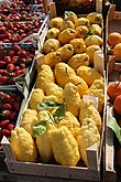 Num mercado de frutas (Itália).