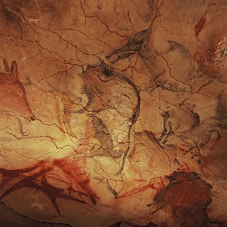 Représentation pariétale de bisons et d'autres animaux sur le plafond d'une grotte