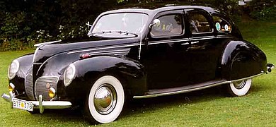 1938 Lincoln-Zephyr 4-door sedan