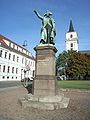 Standbild Fürst Leopold III. Friedrich Franz mit der St. Johanniskirche im Hintergrund