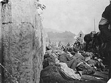 le mur Bourdon, après la fusillade (photographié par un Allemand). Des dizaines de corps enchevêtrés jonchent le sol.