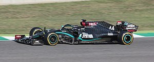Mercedes AMG F1 W11 v černém provedení během Grand Prix Toskánska 2020