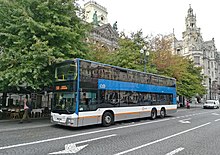 Un autobus urbano a due piani in servizio a Porto