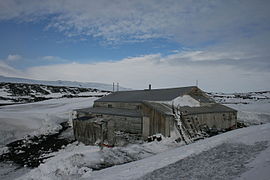 Vista de la cabaña Terra Nova en el cabo Evans (SMHA).