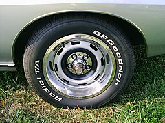 A variation with white letters on the sidewall found on muscle car tires, these are still used on modern SUVs
