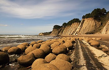 شاطئ كُرات البولينگ في جنوب مقاطعة ميندوسينو، كاليفورنيا، الولايات المُتحدة